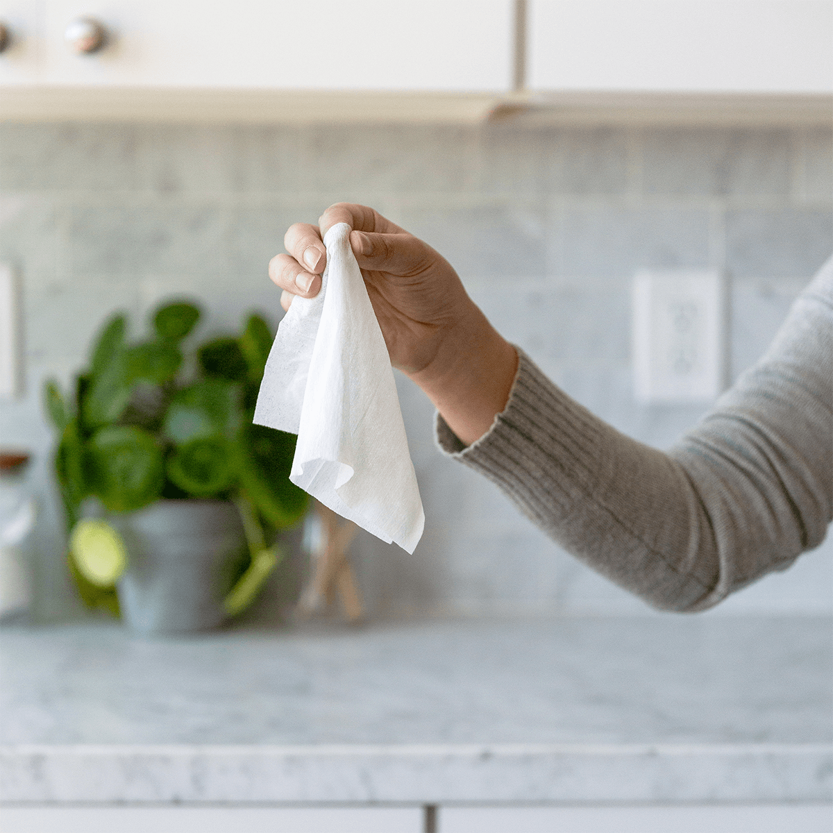 H. Soothe Hemorrhoidal Wipes being held by a mom